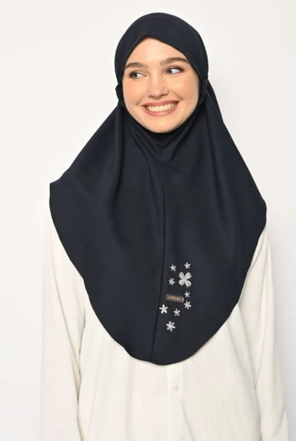 Hijab bergo dengan kristal dan manik-manik